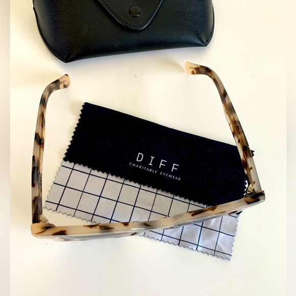 DIFF Tortoise Sunglasses - Picture 5 of 6
